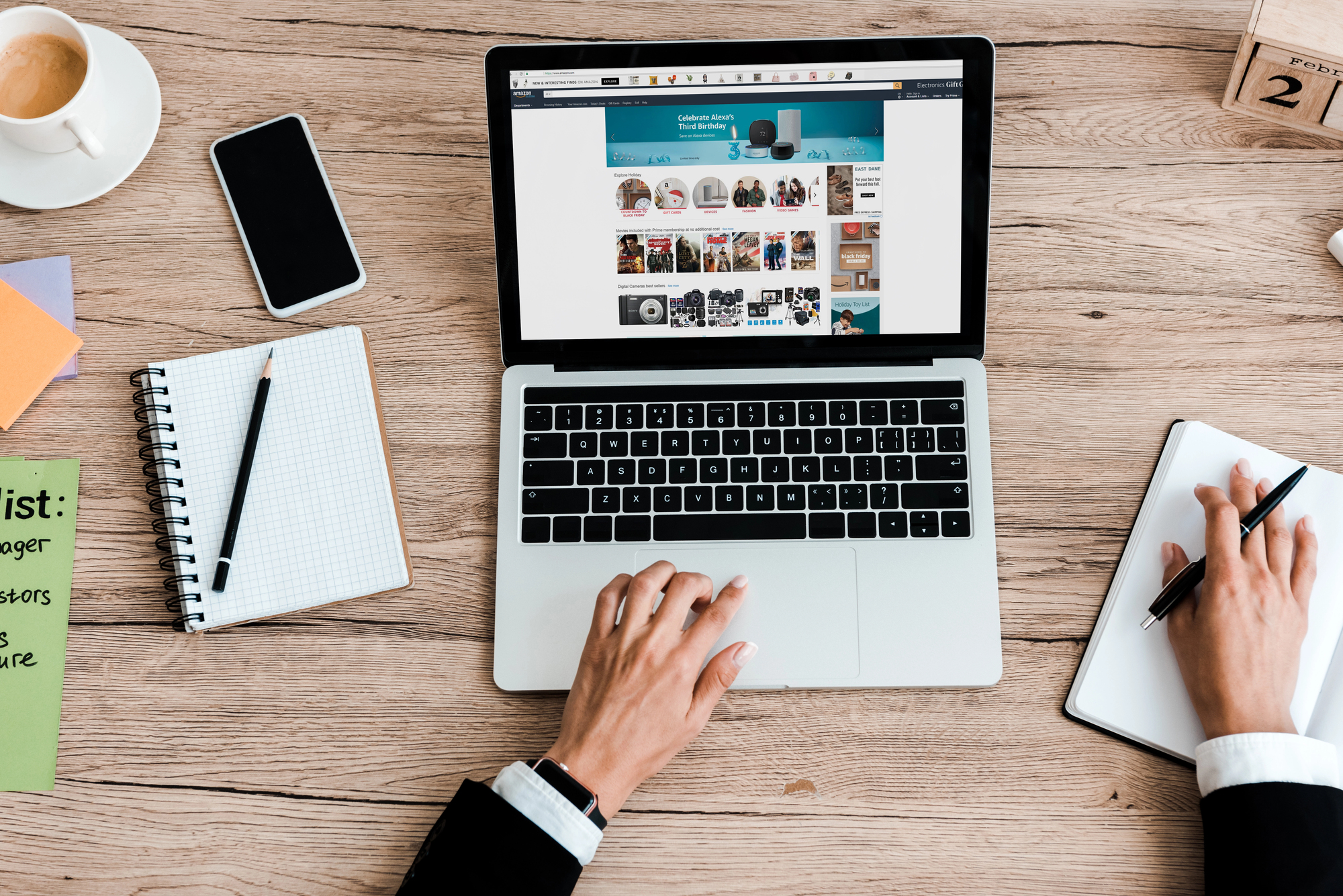Vue aérienne d'un bureau avec ordinateur et prise de notes.