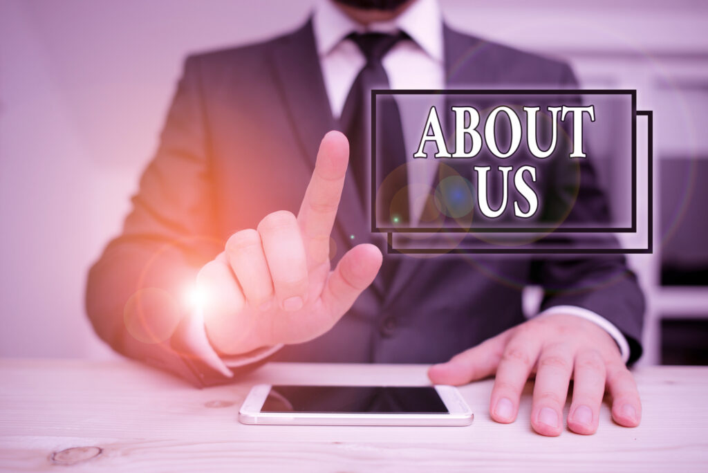 Homme d'affaires pointant un écran virtuel "About Us".
