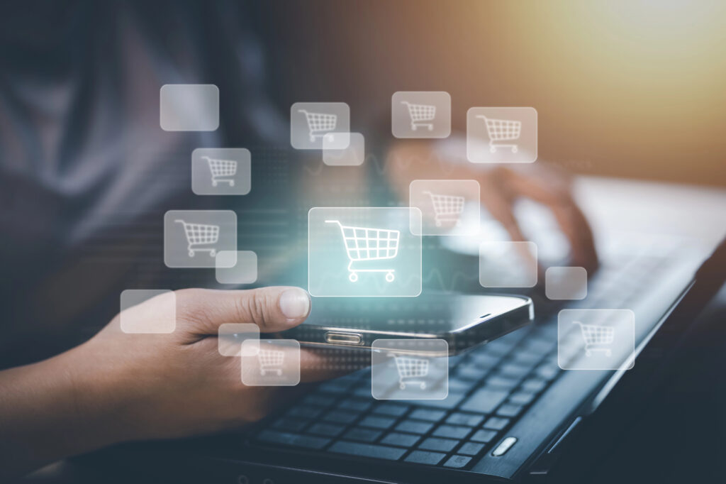 Personne utilisant un smartphone pour faire du shopping en ligne .