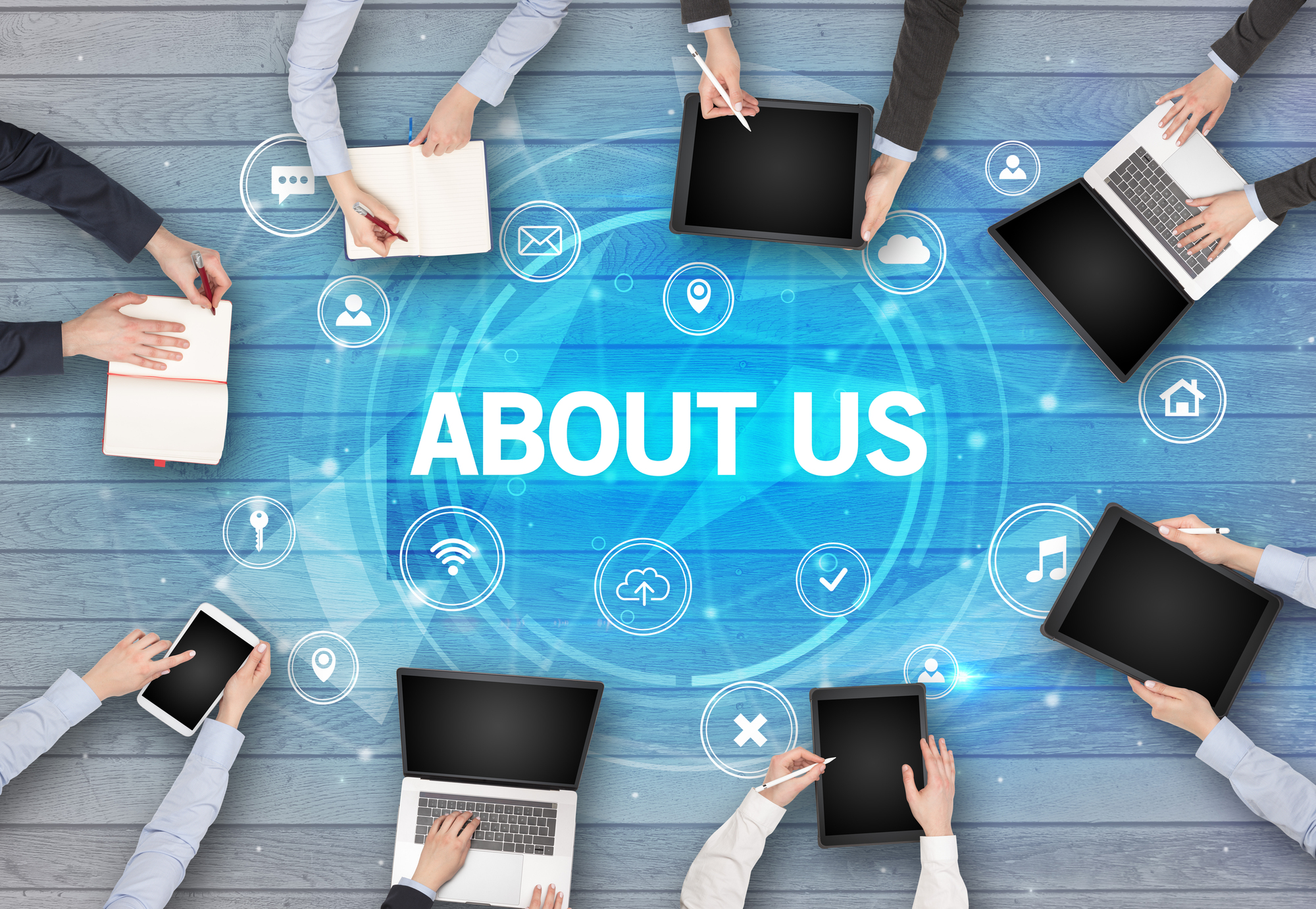 Équipe travaillant autour d'un logo "About Us" central.