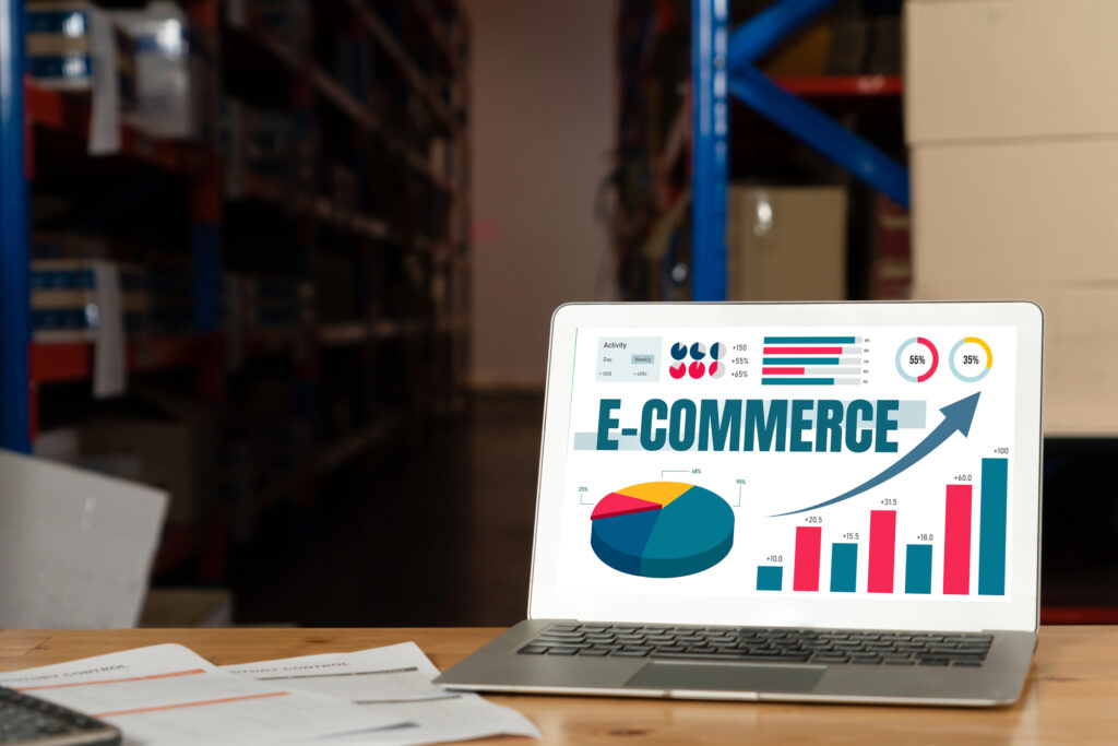 Ordinateur affichant des graphiques E-Commerce dans un entrepôt.
