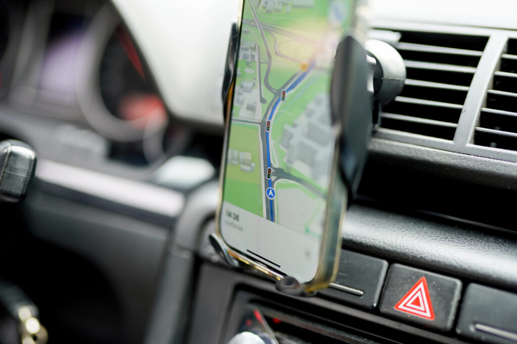 Smartphone fixé sur un support de voiture avec GPS