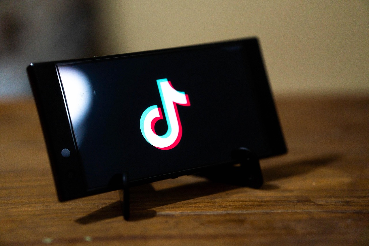 Smartphone sur un support affichant le logo TikTok.